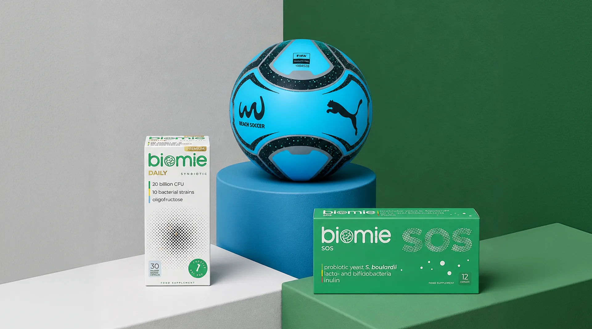 Biomie Daily și SOS lângă mingea oficială Beach Soccer